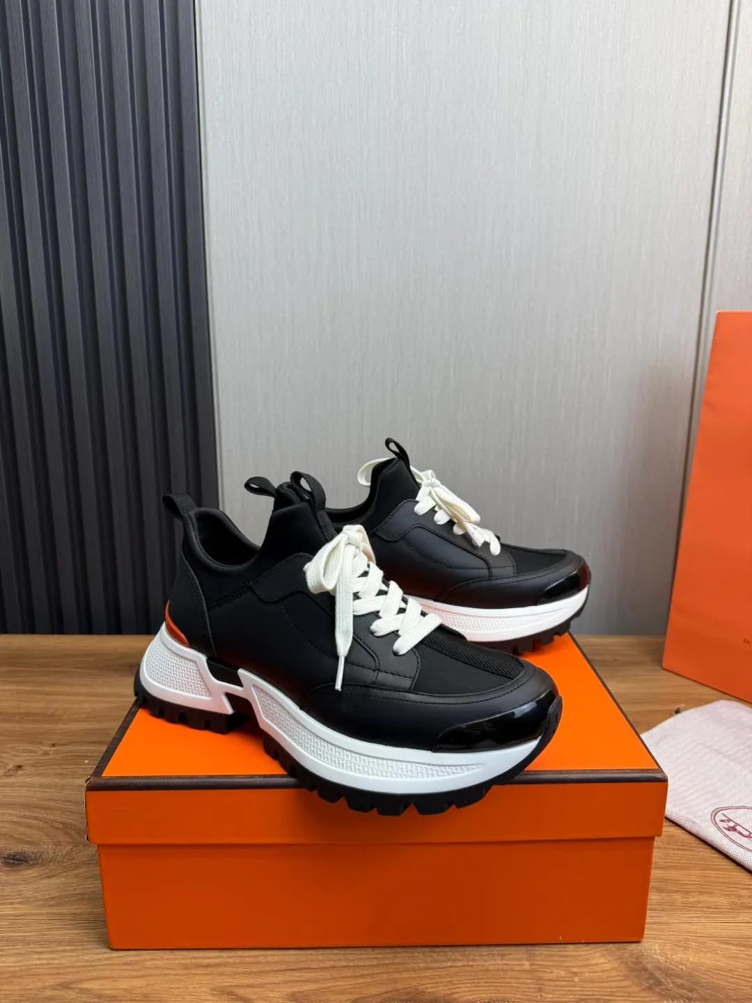 Men's men's shoes 💰780💰 HERMES/Hermès ** men's sports shoes The uppers are made of printed high-tech jersey fabric and calfskin sports shoes. The oversized sole features a geometric pattern and signature "H" detailing for an outdoor style. Black rubber sole, white rubber midsole, black and orange rubber inserts, tundra green lambskin insole, black high-tech canvas lining! Size: 39-40-41-42-43-44 (customized in 38.45)